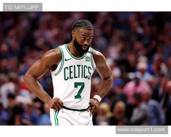 霍里称赞杰伦布朗进入MVP前五但尚未跻身前三名 霍里称赞杰伦布朗进入MVP前五但尚未跻身前三名