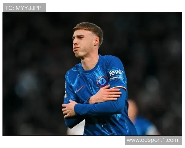 切尔西备战强敌帕尔默训练场重聚埃斯特旺畅谈战术心得 切尔西备战强敌帕尔默训练场重聚埃斯特旺畅谈战术心得