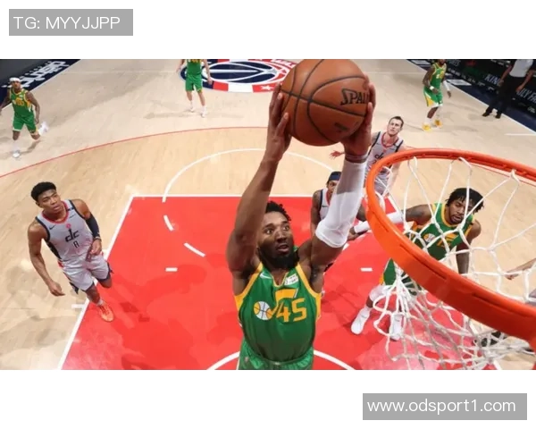 曾凡博与狄龙赛前激情致辞引发现场球迷热烈欢呼气氛高涨 曾凡博与狄龙赛前激情致辞引发现场球迷热烈欢呼气氛高涨