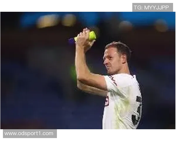 埃文斯度假时接到弗莱彻电话与卡里克鲁尼共度时光